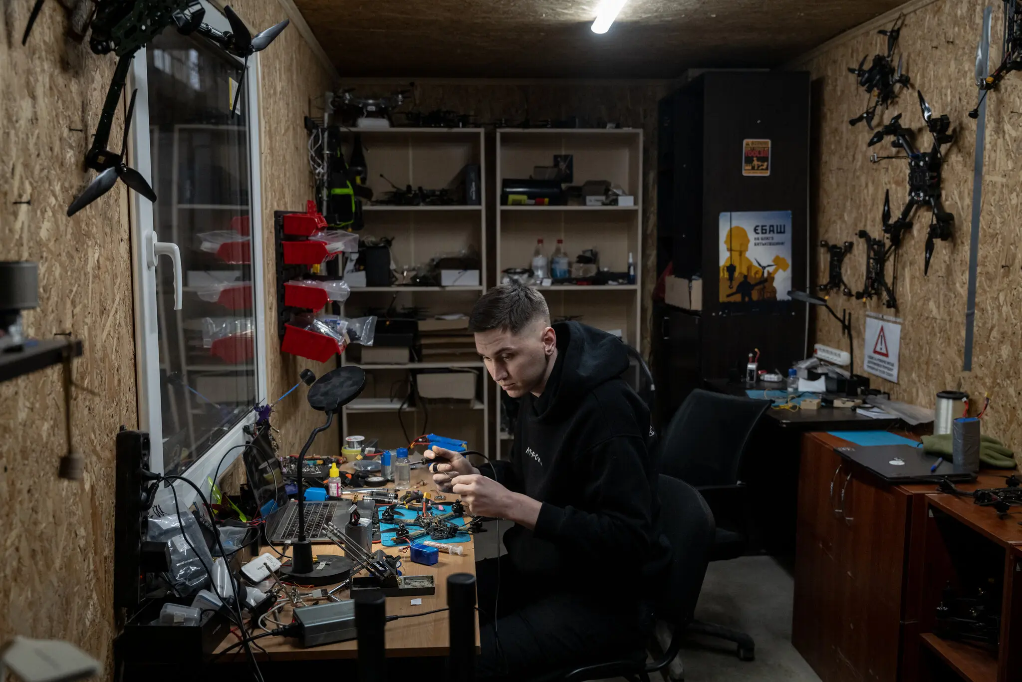 Український ветеран ремонтує дрони в майстерні в Києві, 28 лютого.